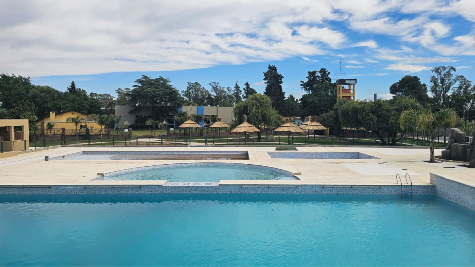 Un oasis recreativo: renovación del sector de piletas del Complejo Polideportivo AGEC